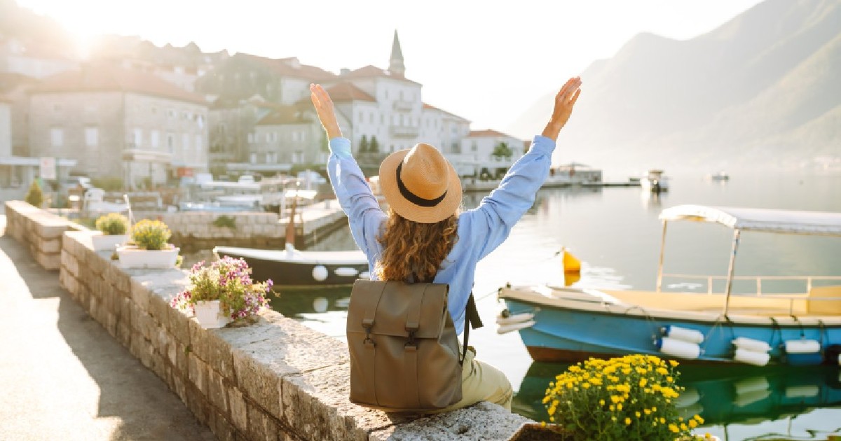 O tânără turistă se bucură de priveliștea orașului