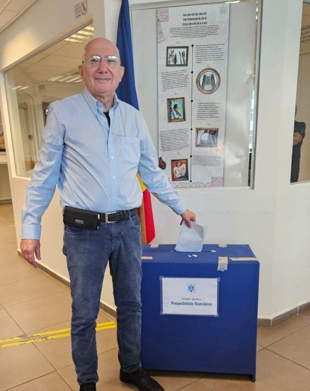 Imagini cu românii care au votat în diaspora la alegerile prezidențiale. Cel mai vârstnic alegător are 100 de ani