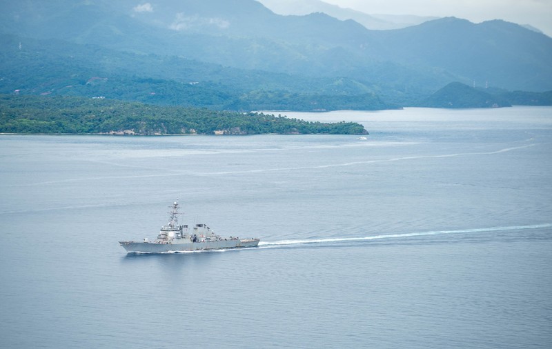 Un distrugător american a fost gonit de marina chineză după ce a ajuns în apele disputate din Marea Chinei de Sud