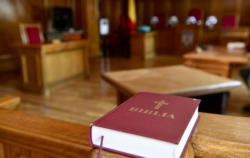 Acuzat de furt, un bărbat din Galați i-a cerut judecătorului patru ciorbe de burtă pentru a da declarații și apoi l-a amenințat: „Vă arunc cu Biblia în cap”