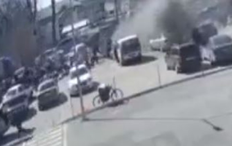 Imagini cu atacul asupra unui centru de distribuție de ajutoare umanitare din Harkov. Obuzul a lovit oamenii aflați la coadă