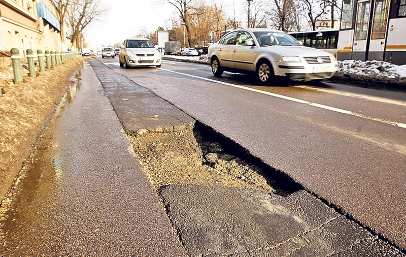 Atenţie la bulevardele ciuruite! După ninsoare urmează gropi, ca după fiecare deszăpezire