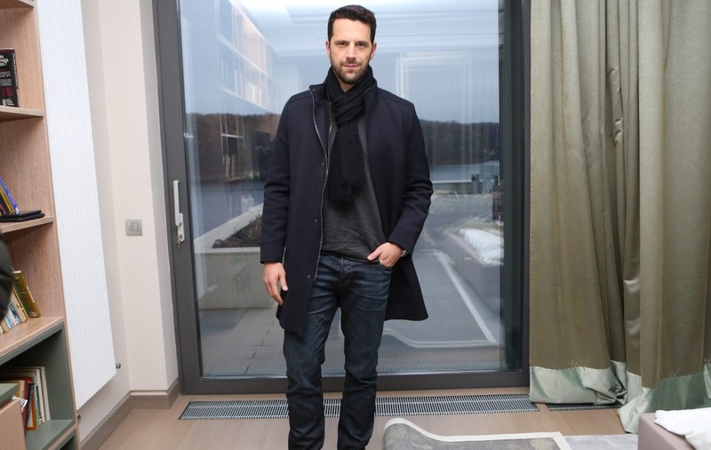 Adi Nartea s-a lansat în showbiz întâmplător, când era elev de liceu, în Brașov. "Catinca Roman m-a selectat pentru o prezentare de modă!"