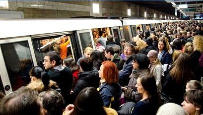 Aglomerație la metrou după ce un sistem electric s-a defectat