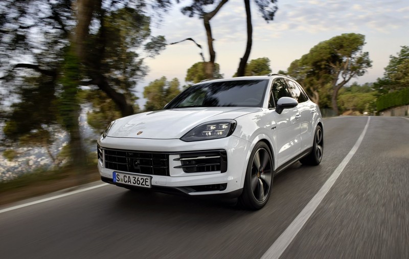 Un mecanic a primit bani de la un pensionar ca să-i distrugă Porsche-ul de 70.000 de euro, abia cumpărat din showroom în Franța
