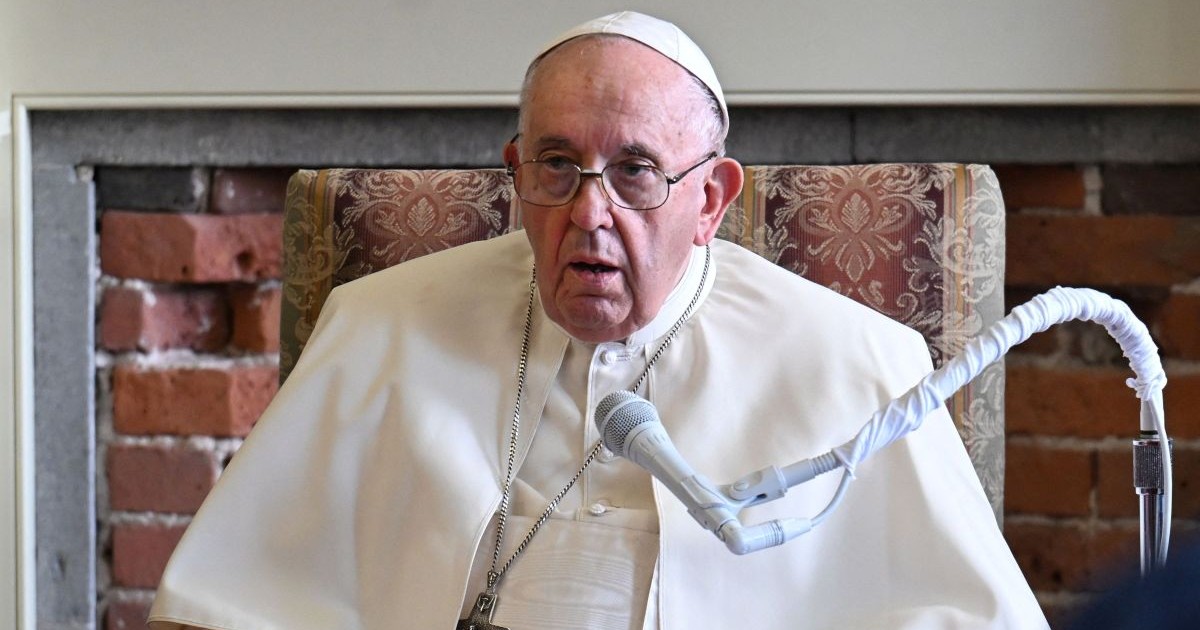 Papa Francisc vorbește cu indigenii în timpul vizitei sale papale în Canada, în orașul Quebec, vineri, 29 iulie 2022
