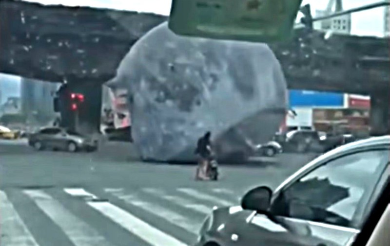 VIDEO/ Panică într-un oraș din China. Un balon uriaș a provocat haos în trafic