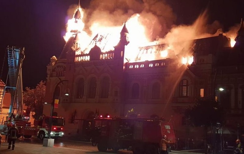 UPDATE/ Incendiu puternic la Palatul Episcopiei din Oradea. 100 de pompieri s-au luptat trei ore cu flăcările. O bucată dintr-un turn s-a prăbuşit (FOTO&VIDEO)