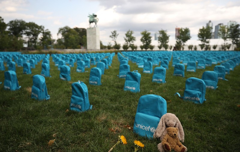 UNICEF a așezat mii de ghiozdane sub forma unor pietre funerare, în memoria copiilor uciși anul trecut în zone de conflict