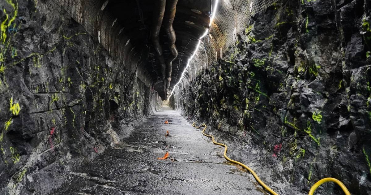 Un tunel de depozitare a deșeurilor nucleare din interiorul depozitului de deșeuri nucleare Posiva Onkalo, fotografiat pe insula Olkiluoto, Finlanda, marți, 24 februarie 2026.