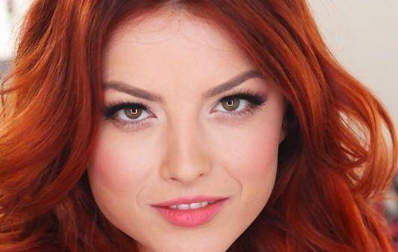 Elena Gheorghe E PERFECTĂ! Uite-o ÎN COSTUM DE BAIE, într-o scenă inspirată de "DOAMNA ŞI VAGABONDUL" | FOTO