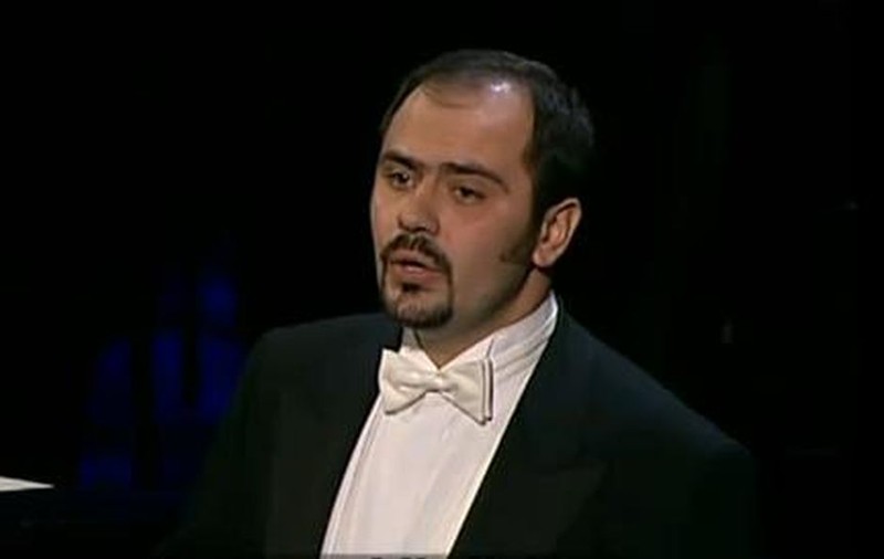 El este fratele unui celebru OM DIN SHOWBIZUL ROMÂNESC. Are 40 de ani şi este un tenor apreciat