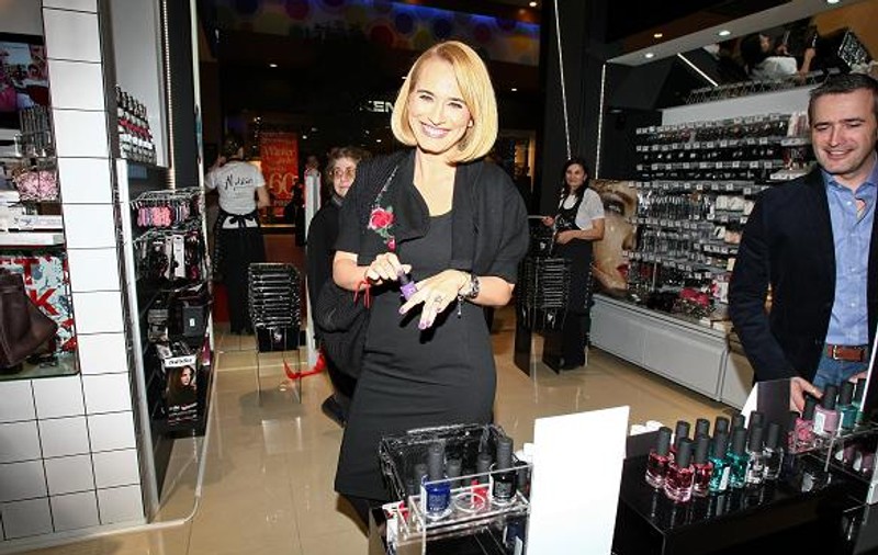 Andreea Esca are ojă mov de la magazinul soţului său