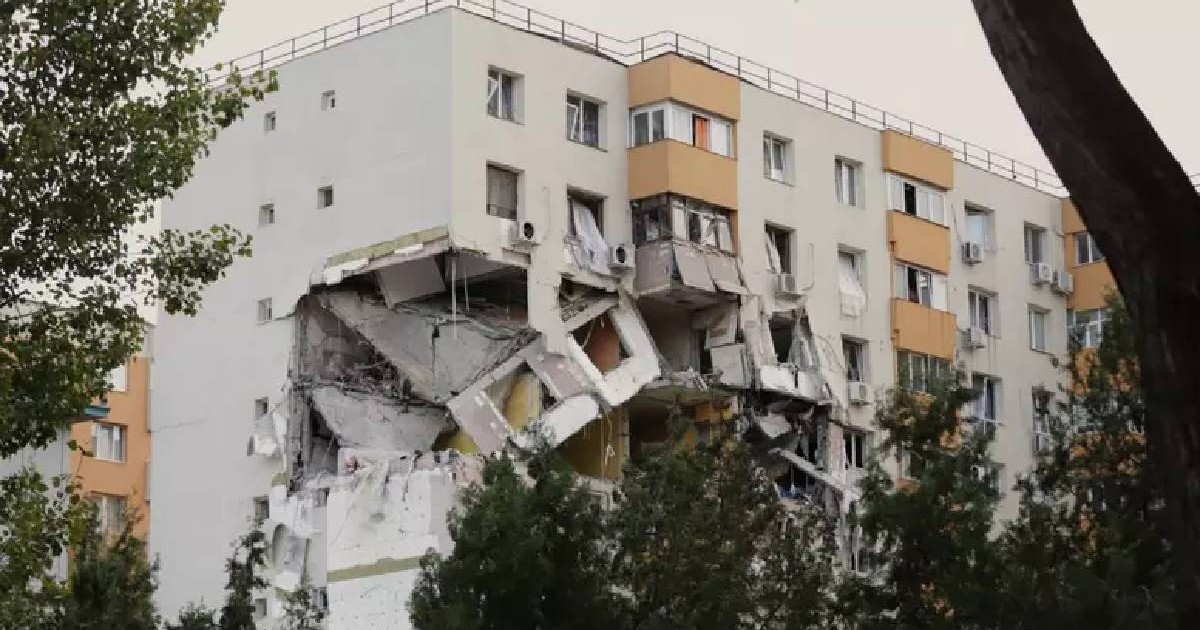Blocul distrus în urma exploziei din Rahova, gata să se prăbușească, o parte din el atârnă într-o parte