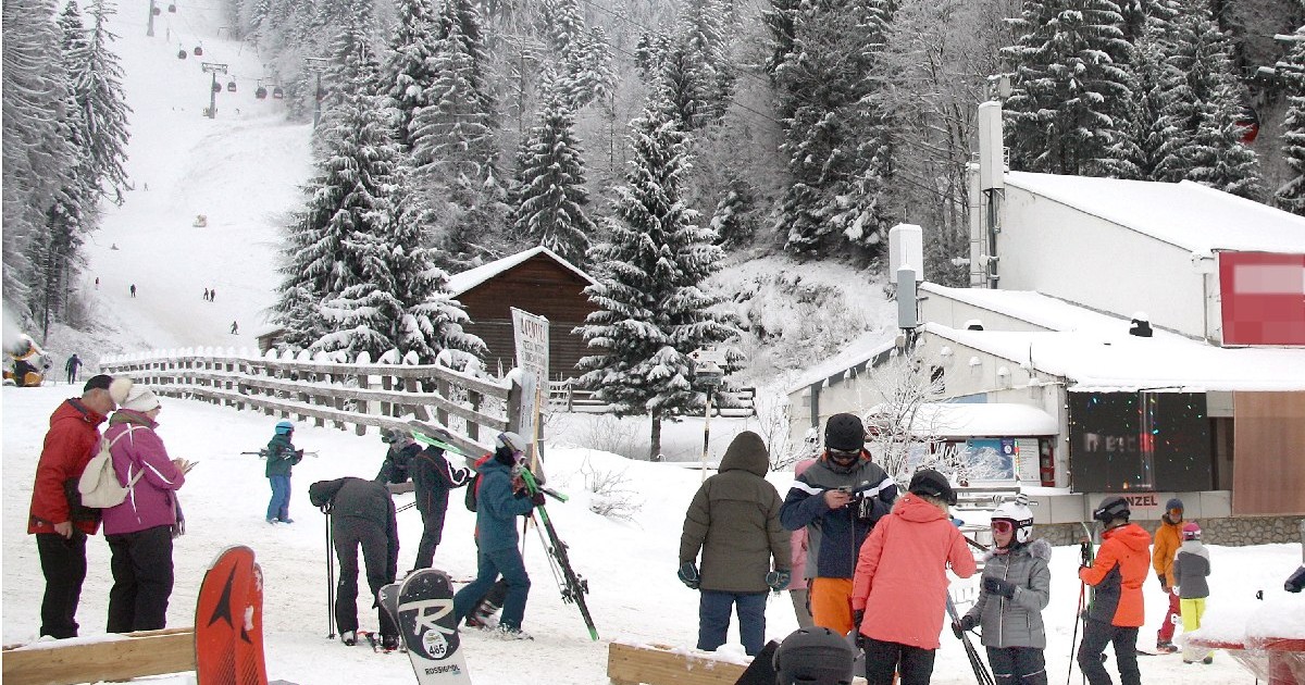Turistii asteapta la rand accesul la telescaunul din Poiana Brasov, miercuri, 1 februarie 2023.