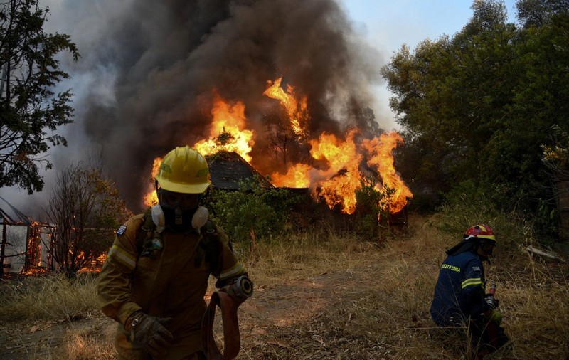 Incendii devastatoare în Grecia: Case arse, răniți, sate evacuate. Stațiunea Loggos, evacuată sâmbătă seară