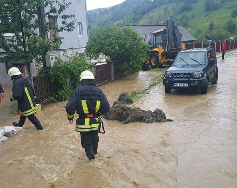 Dezastru în țară din cauza furtunilor! Zeci de oameni evacuați din calea apelor