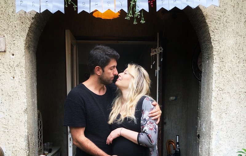 Laura Cosoi a dat petrecere înainte de venirea pe lume a fiicei ei. "Nu vrem ca prietenii noștri să cheltuiască inutil pe lucruri care poate nici nu ne vor folosi" | FOTO