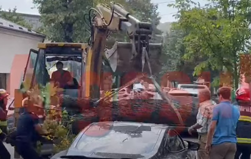 Mașină de lux, lovită de două ori de același copac. A doua oară, a fost scăpat de excavatorul care-l ridica - VIDEO
