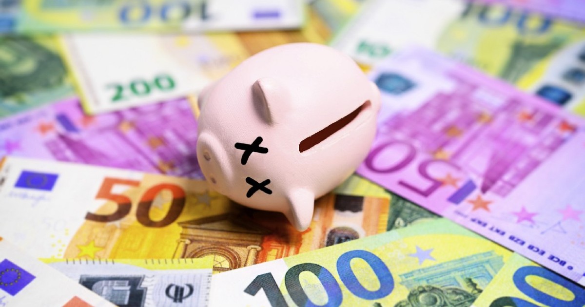 Pușculiță în formă de porc moartă pe bancnote euro