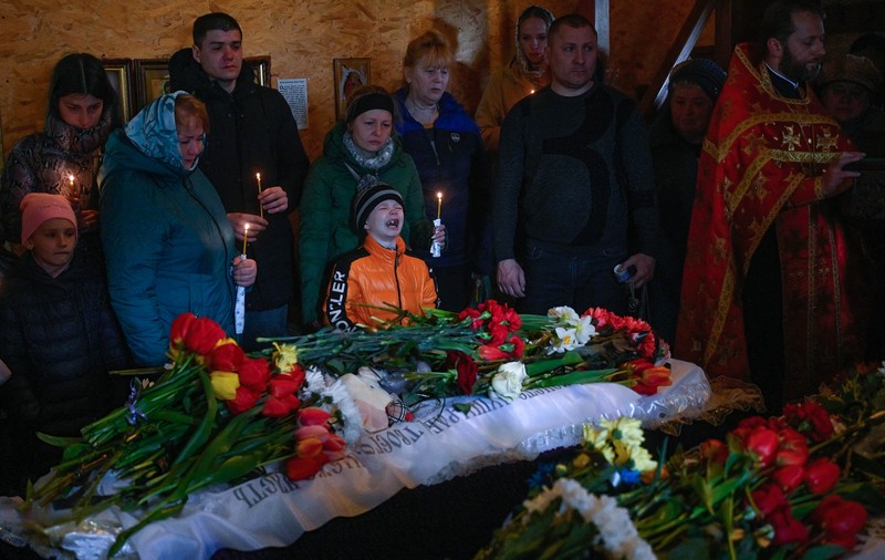Imagini copleșitoare de la funeraliile victimelor din Uman. Micuțul Mișa plânge după sora lui, ucisă în atacul rusesc: „Mi-e dor de tine, Sofia”