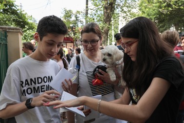 Elevii de la Școala Gimnazială Iancului își confruntă răspunsurile la Evaluarea Națională Foto: Vlad Chirea / Libertatea