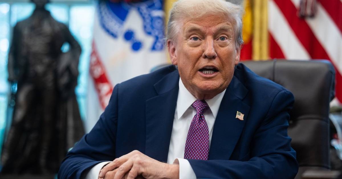 Președintele american Donald Trump, la biroul său de la Casa Albă în timp ce ține furios un discurs