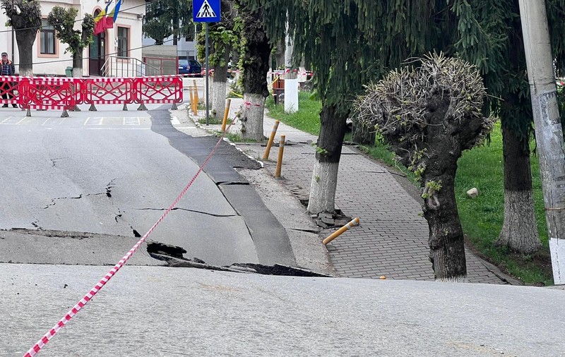 O stradă din orașul Slănic s-a surpat. Crater adânc de 2 metri, pe o suprafață de 60 mp. Locuitorii din zonă, evacuați. „Fuge pământul sub noi”