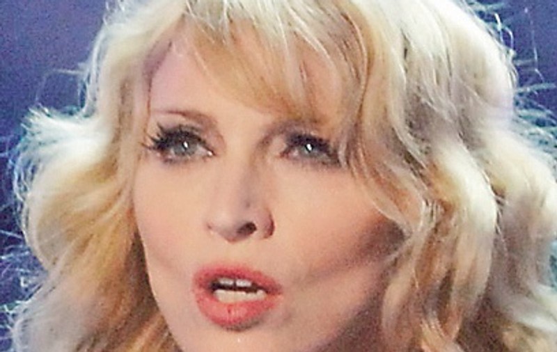 Madonna şi-a donat pantofii pentru Balul de Halloween