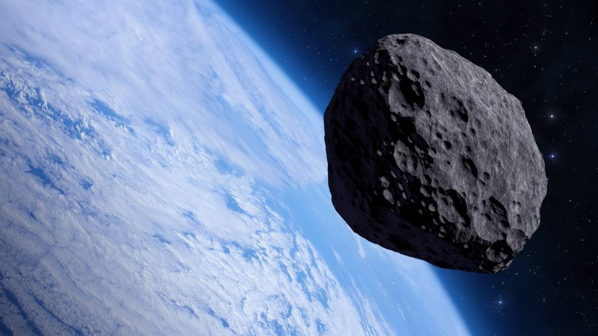 Pământ albastru și un asteroid mare în spațiul cosmic