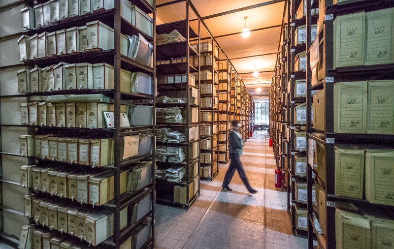 Arhiviștii acuză SRI și „Doi și-un sfert” că au distrus documente importante din comunism și de la Revoluție: „Aceste mașini de tocat memorie și istorie să fie retrase în cazărmi”