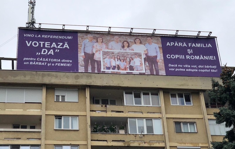 FOTO/ Un mesaj proreferendum bagă zâzanie între timișoreni și autorități. Panoul cu mesajul "Dacă nu vii la vot, doi bărbați vor putea adopta copilul tău!" a fost dat jos