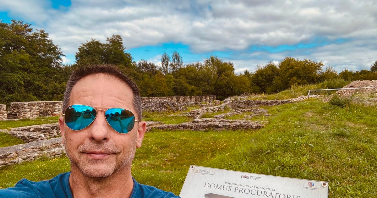 Dan Negru poartă ochelari de soare și s-a pozat la Colonia Ulpia Traiana Augusta Dacica Sarmizegetusa.