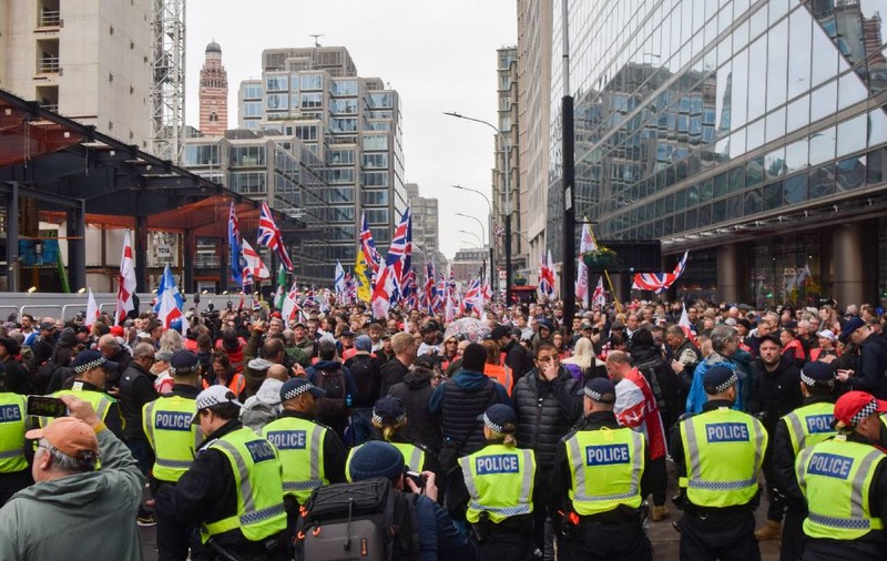 Bătaie generală cu poliția, după ce mii de oameni au ieșit să susțină extrema dreaptă în Londra