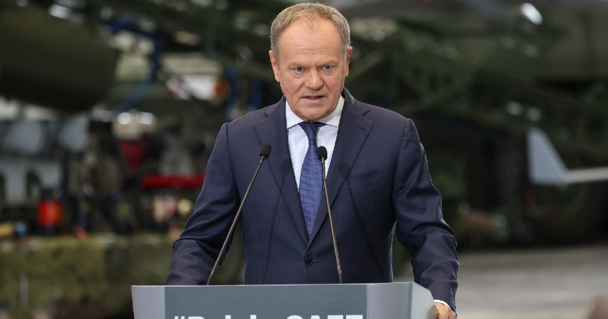 Prim-ministrul polonez Donald Tusk vorbește în timpul unei vizite la compania de electronice de apărare controlată de stat PIT-RADWAR din Kobylka, lângă Varșovia, Polonia, 27 februarie 2026