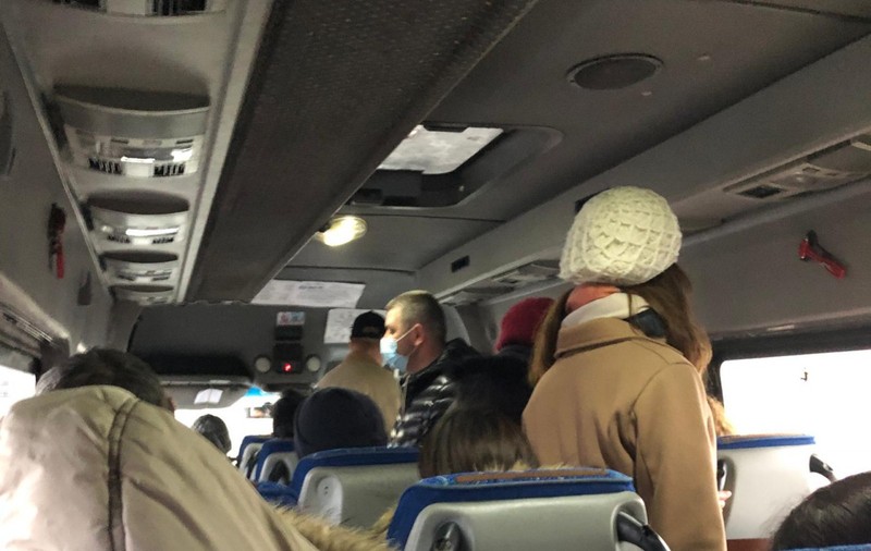 Microbuzul unei societăți în faliment din Constanța, umplut până la refuz, deși orașul e în carantină