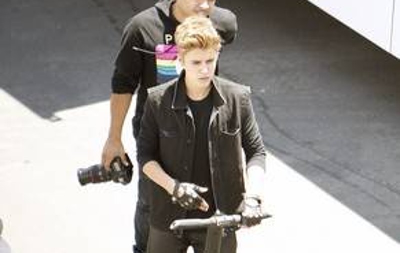 IDOLUL adolescentelor a primit o AMENDĂ de i-au mers fulgii! Vezi ce reguli a încălcat Justin Bieber în trafic!