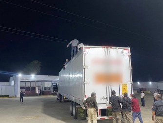 Camionul cu 359 de migranți. Foto: gob.mx