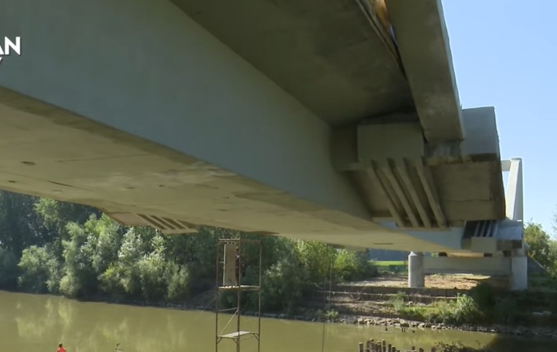 FOTO. Podul care s-a prăbușit în județul Neamț era „crăpat și lăsat pe mijloc” încă dinaintea inaugurării făcute de șeful CJ, Ionel Arsene
