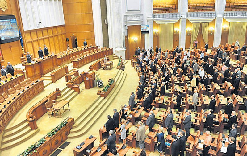 HOTĂRÂREA care ÎI VA ENERVA la culme pe români! Ce fac senatorii în timpul campaniei electorale pentru alegerile europarlamentare