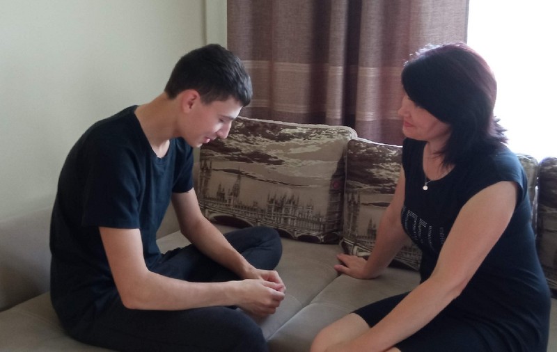 Cum să ai o relație mai bună cu copilul tău adolescent. Lecțiile pe care le primesc mai mulți părinți din Republica Moldova