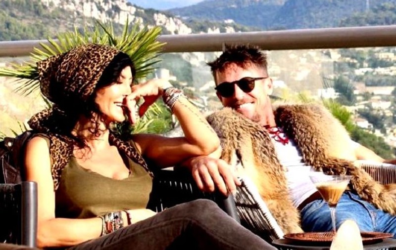 Mihaela Rădulescu are 51 de ani și arată spectaculos în costum de baie. Iubitul a pozat-o pe o saltea gonflabilă, la piscină