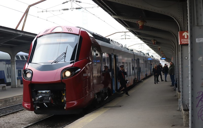Imagini cu primul tren cumpărat de CFR în ultimii 20 de ani, la plecarea din Gara de Nord spre Brașov | VIDEO