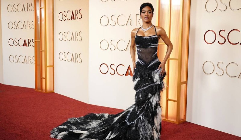 Teyana Taylor a sosit la Premiile Oscar purtând o rochie alb-negru cu pene. Ea a asortat rochia texturată cu diamante orbitoare de la Tiffany & Co. Foto: Profimedia Images