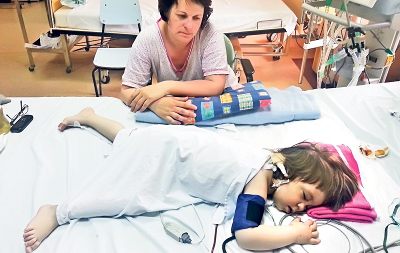 Micuţa le-a zâmbit iar! Fetiţa operată de echipa doctorului Gheorghe Burnei se simte bine