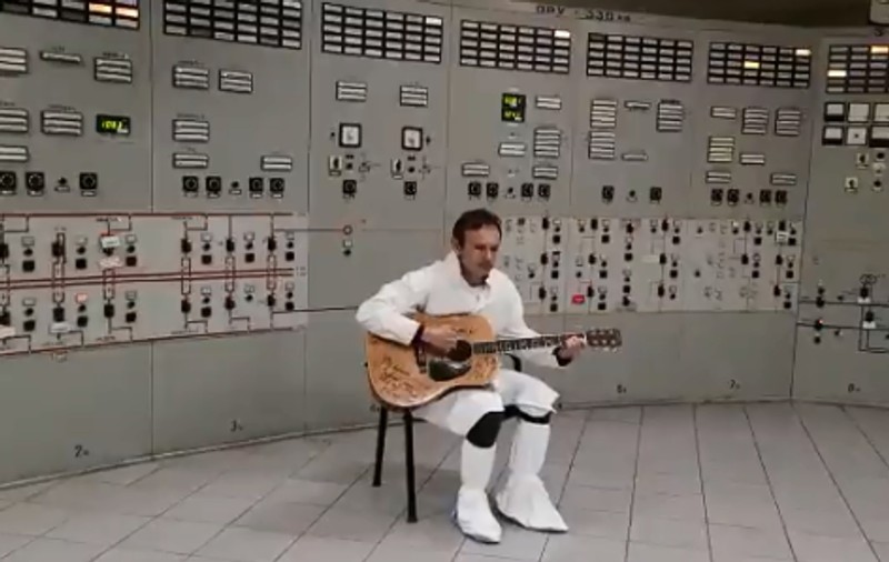 „Totul va fi bine!”. Un rocker ucrainean, cântare emoționantă, în centrala nucleară de la Cernobîl