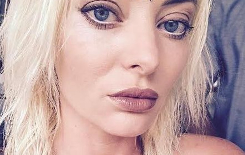 EXCLUSIV/ Ce cară Delia în bagajele de vacanță de zeci de kilograme. Și-a dus perucile în mijlocul oceanului