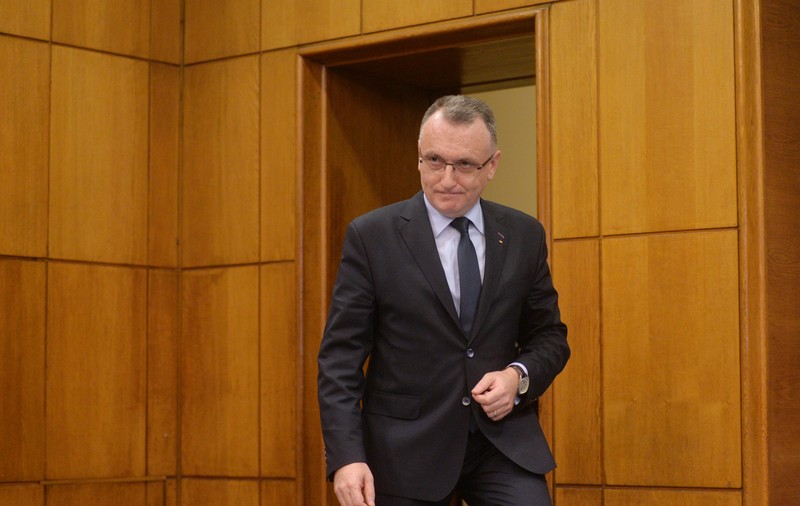 Un biet pion prezidențial. Adevăratul motiv pentru care Cîmpeanu trebuia să plece oricum de la educație