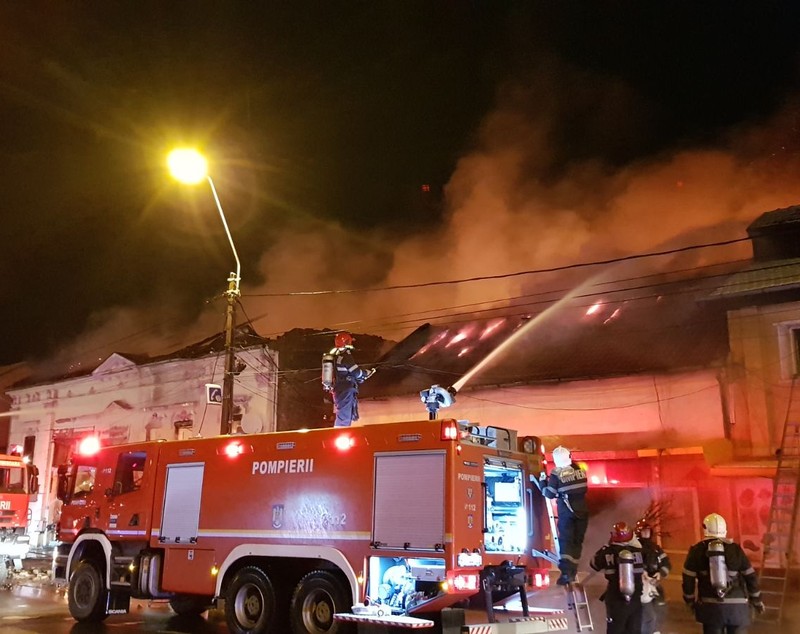 UPDATE | Incendiu puternic la două spații comerciale din Timișoara. O persoană a murit. FOTO