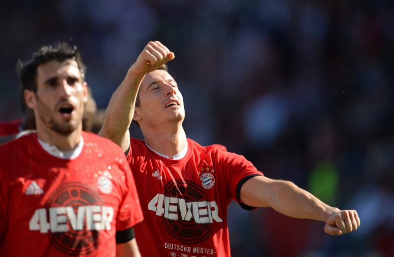 epa05293664 Munich's Robert Lewandowski (C) celebrates winning the German Championships after the German Bundesliga soccer match between FC Ingolstadt and Bayern Munich in Audi Sportpark in Ingolstadt, Germany, 07 May 2016. (EMBARGO CONDITIONS - ATTENTION - Due to the accreditation guidelines, the DFL only permits the publication and utilisation of up to 15 pictures per match on the internet and in online media during the match) EPA/ANDREAS GEBERT